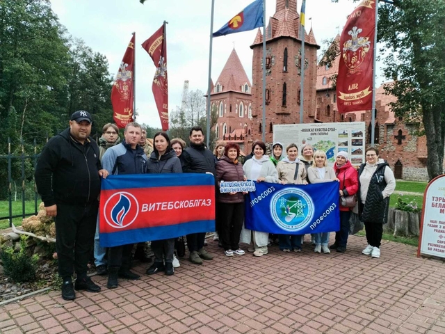 Участники экскурсии были впечатлены атмосферой средневековья, воссозданной в парке истории, ознакомились с различными видами ремесел, в которых преуспели наши предки. Затем экскурсия продолжилась в мемориальном комплексе «Хатынь», где участники отдали дань памяти погибшим в той страшной трагедии.